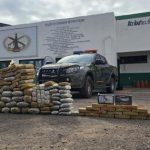 Homens cruzam fronteira a pé com 86 kg de drogas e acabam presos em MT