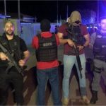 Dupla morre em confronto com policiais após invadir casa e fazer idosos de reféns