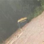 Motorista salva 12 crianças pela janela antes de água tomar ônibus