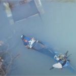 Idoso perde controle de moto ao passar por ponte, cai em rio e morre