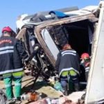 Acidente entre Corolla e caminhão deixa dois feridos