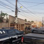 Suspeito de roubo foge da polícia, cai de telhado e morre em confronto em MT