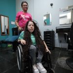 Primeira-dama de MT inspira solidariedade: Jovem aguardando por cirurgia doa cabelo para ajudar pacientes com câncer