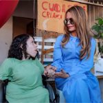 Primeira-dama de MT surpreende com visita a jovem estudante de Direito portadora de deficiência antes de cirurgia