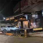 Motorista de Hilux dorme no volante e faz “strike” ao atropelar cinco em bar