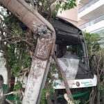 Ônibus desgovernado bate em poste e deixa 4 mil casas sem energia em Cuiabá