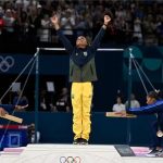 Rebeca Andrade supera Biles e é ouro no solo em Paris