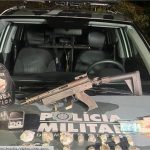 Trio flagrado fumando maconha é preso pela PM com submetralhadora e drogas em VG