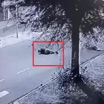 Homem é atropelado por moto na faixa de pedestre e acaba morrendo; veja vídeo