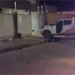 Homem em Hilux é perseguido e assassinado na porta de casa