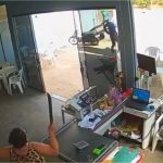 Dona de mercado reage a assalto e expulsa ladrões com facão em MT