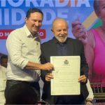 Lula recebe título de cidadão mato-grossense durante visita para entrega de mais de mil casas em VG