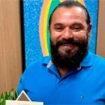 Colunista social é encontrado desacordado no banheiro de casa