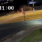 Homem morre após perder controle da moto em rotatória; veja vídeo