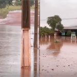 Temporal alaga ruas, invade casas e moradores perdem móveis na água em MT