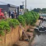 Motorista perde controle e cai com carro em córrego de Cuiabá