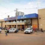 Dois funcionários ficam feridos após botijão de gás explodir em mercado