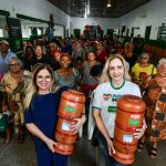 Prefeitura de Cuiabá entrega mais 100 filtros de barro para idosos no CCI Aidee Pereira