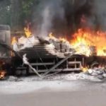 Caminhão-baú é destruído por fogo em trecho da BR-174; veja vídeo