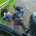 Trio de Mato Grosso suspeito de roubar caminhonetes é preso em Dourados