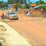 Sem CNH, motorista fura preferencial e quase mata motoqueiro; vídeo