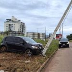 Pneu de carro estoura, condutora perde controle e bate em poste em MT