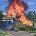 Impressionante! Motorista se joga de veículo em chamas e pula de viaduto após caminhão explodir; veja vídeo