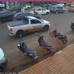 Avó e netos são atropelados após criança correr para rua; vídeo (imagens fortes)