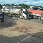 Vídeo: Mãe e bebê de 9 meses em moto sobrevivem após serem atropelados por carreta em rodovia de MT (imagens fortes)