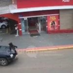 Câmera flagra mulher sendo atropelada por caminhonete (imagens fortes)