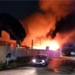 Incêndio destrói fábrica de espuma em Cuiabá; veja vídeo
