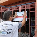 Bares são interditados por venderem alimentos vencidos, com fezes de baratas