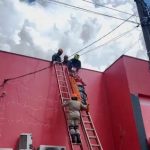 Vídeo mostra resgate de trabalhador eletrocutado em telhado; veja