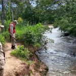 Bombeiros sobrevoam mata com drone em busca de bebê indígena desaparecido em MT