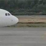 Homem causa confusão ao tentar impedir decolagem de avião da Latam; vídeo