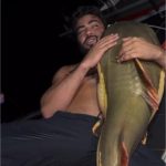 Dupla sertaneja Henrique e Juliano passa Carnaval com peixe gigante em rio de MT; veja vídeo