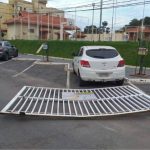 Vídeo: Caminhão-baú perde o freio e derruba portão de condomínio em Cuiabá