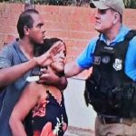 Homem que invadiu casa e fez mulher e criança reféns estava em surto, diz PM; vídeo
