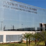 Acusada de agredir filha com vassourada paga fiança e é solta