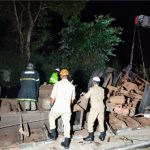 Ônibus com 46 passageiros colide com carreta em Santo Antônio