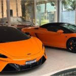 Rede de lojas é alvo de operação por contrabando em Cuiabá; carros de luxo são apreendidos