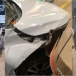 Vídeo mostra motorista ‘confuso’ colidindo com outros veículos em posto; veja