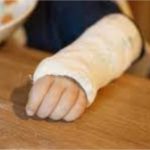 Mãe é presa acusada de torturar filho com pancadas, queimadura de cigarro e mordidas em MT