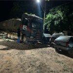 Caminhoneiro tem mal súbito em estacionamento e destrói outros 16 veículos