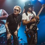 Axl Rose, do Guns N’ Roses, é visto passeando em shopping em São Paulo; veja vídeo