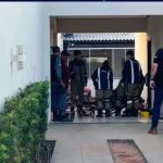 Mulher é encontrada morta e homem fica ferido após disparos em residência