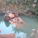 Mãe, dois filhos e homem morrem após carro cair em córrego em MT