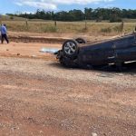 Mulher morre e dois passageiros ficam desacordados em capotamento de carro