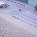 Vídeo: Pai agride motociclista após filho ser atropelado na faixa de pedestres