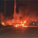 Carro é completamente destruído por incêndio em Cuiabá; veja vídeo